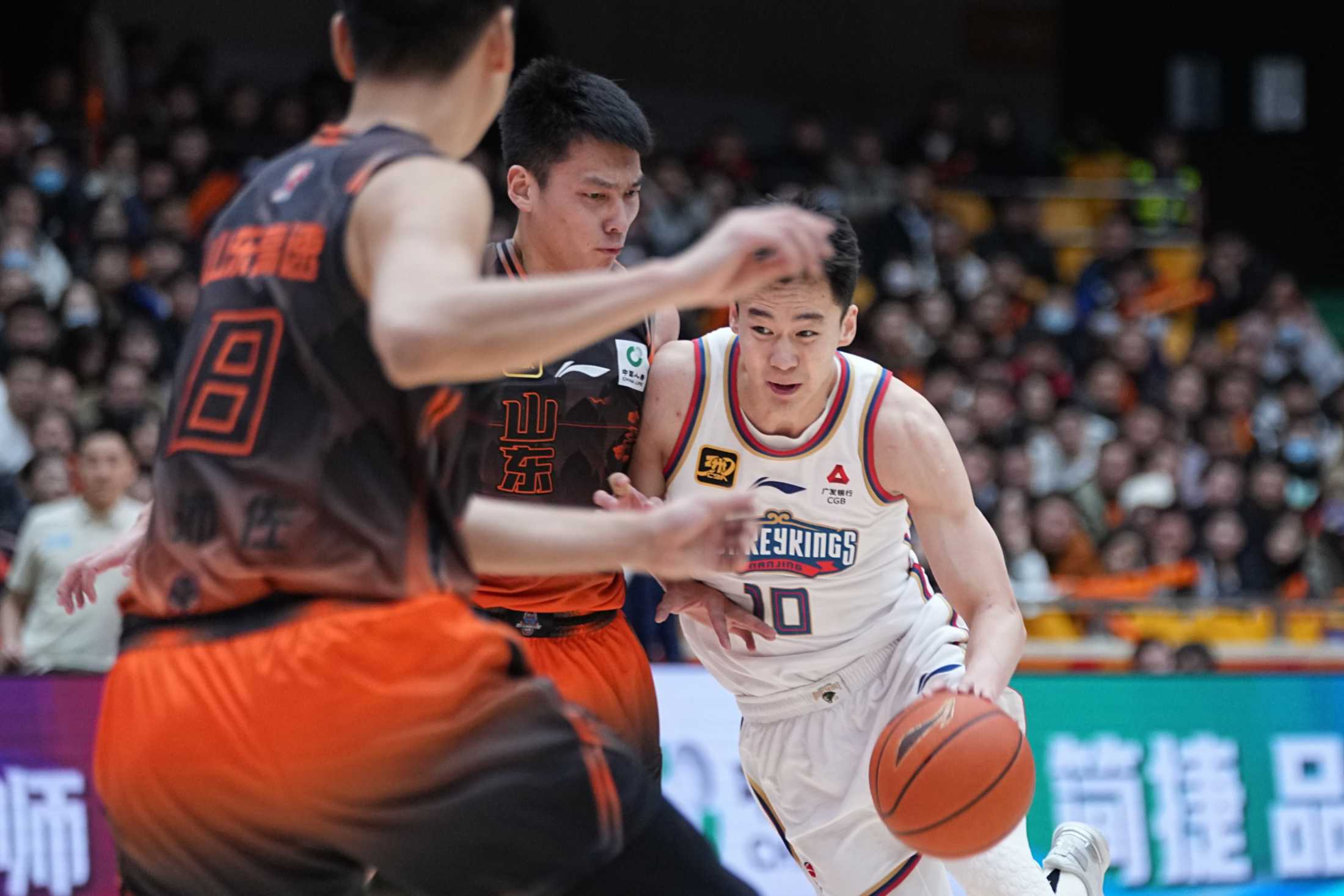 关于阿斯顿维拉今晨手感冰凉，志在CBA常规赛名次提升，质疑声仍在，阵容厚度经受考验的信息